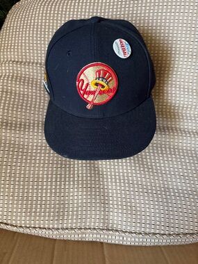 Topps New York Yankees Black Baseball Cap with Red and Gold Patch